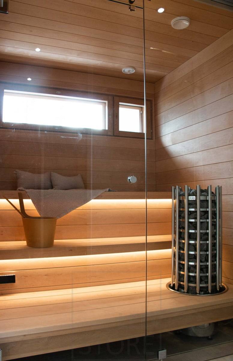 Wohnungsmesse 2022: Atmosphärische Beleuchtung für die Sauna mit Led-Streifen. Led-Streifen unter der Decke beleuchten die Sauna indirekt. Ledstore.fi