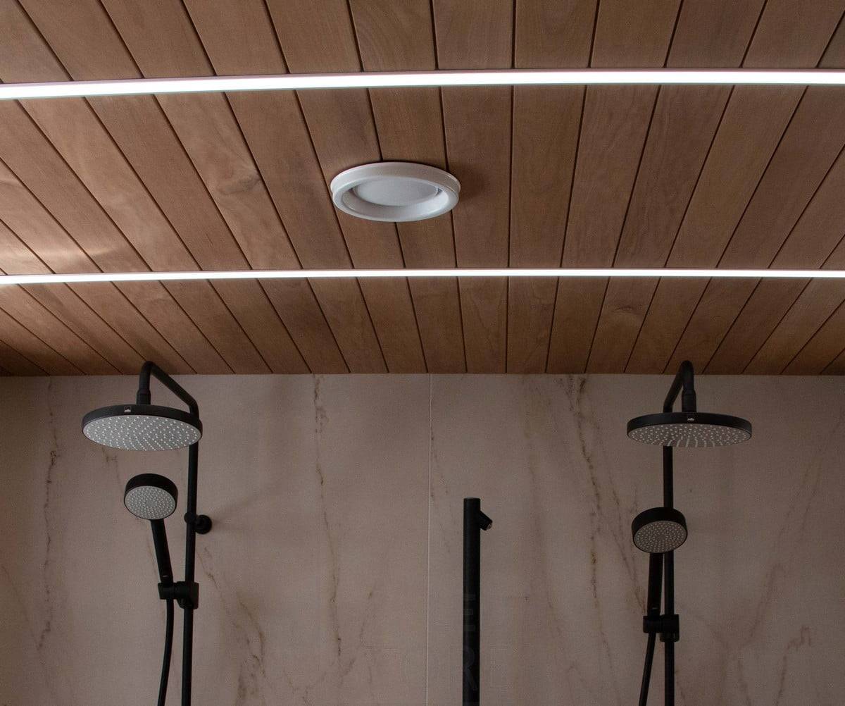 Housing Fair 2022: Led-Streifen in einem schmalen Einbauprofil schaffen elegante Lichtlinien an der Badezimmerdecke. Ledstore.fi