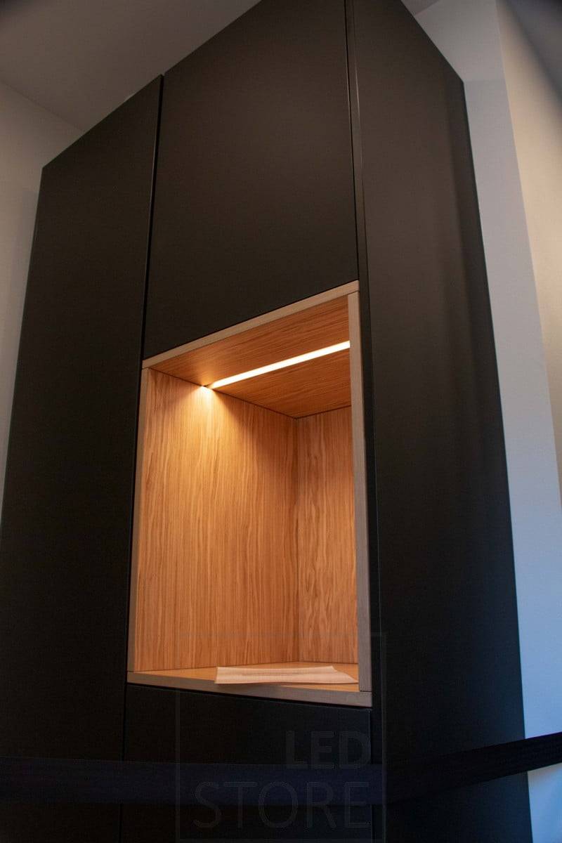 Housing Fair 2022: Led-Leuchtband in einem schmalen Einbauprofil, das ein offenes Regal eines Schranks beleuchtet. Ledstore.fi