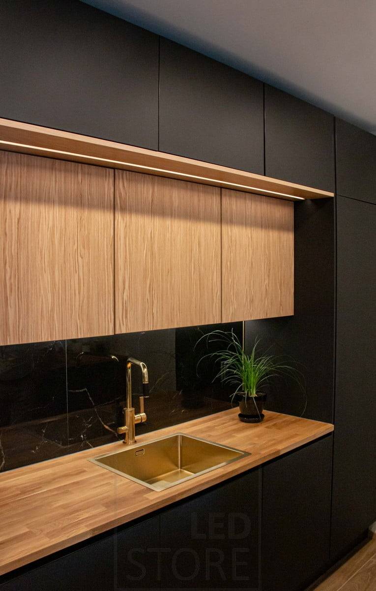 Wohnmesse 2022: Küchenoberschränke auf zwei Ebenen, beide Ebenen mit LED-Lichtbändern beleuchtet. Ledstore.fi