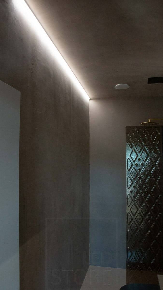 Housing Fair 2022: Im Waschraum sorgt ein LED-Band für stimmungsvolle Beleuchtung und hebt die Struktur der Wand hervor. Ledstore.fi