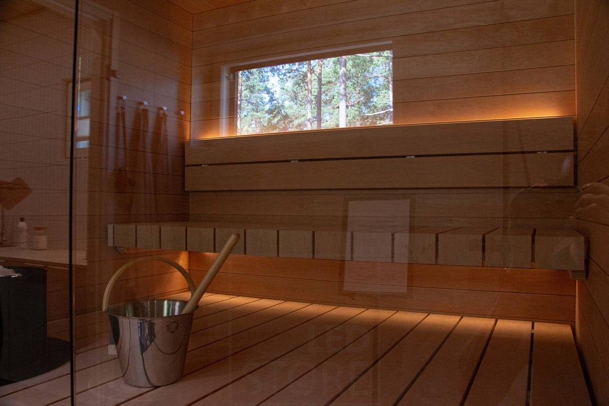 Wohnmesse 2022: Eine Sauna mit stimmungsvoller und weicher Beleuchtung durch LED-Streifen unter den Bänken und an der Rückenlehne. Ledstore.fi
