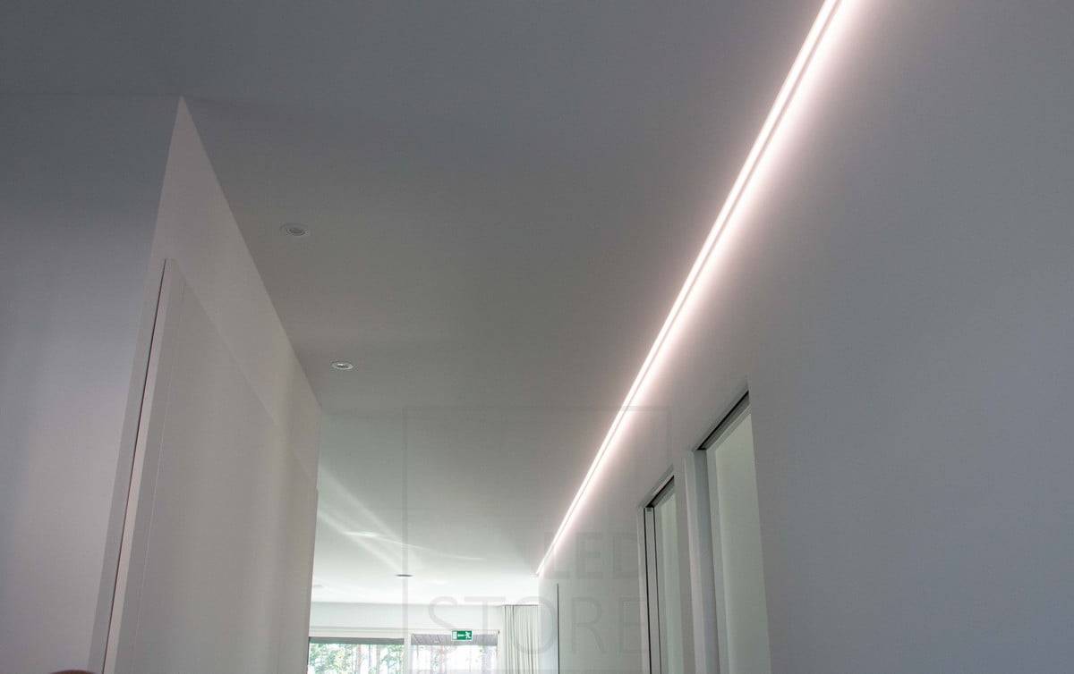 Wohnungsmesse 2022: Indirektes Licht im Korridor zwischen Decke und Wand. Die Beleuchtung ist stimmungsvoll und weich. Ledstore.fi
