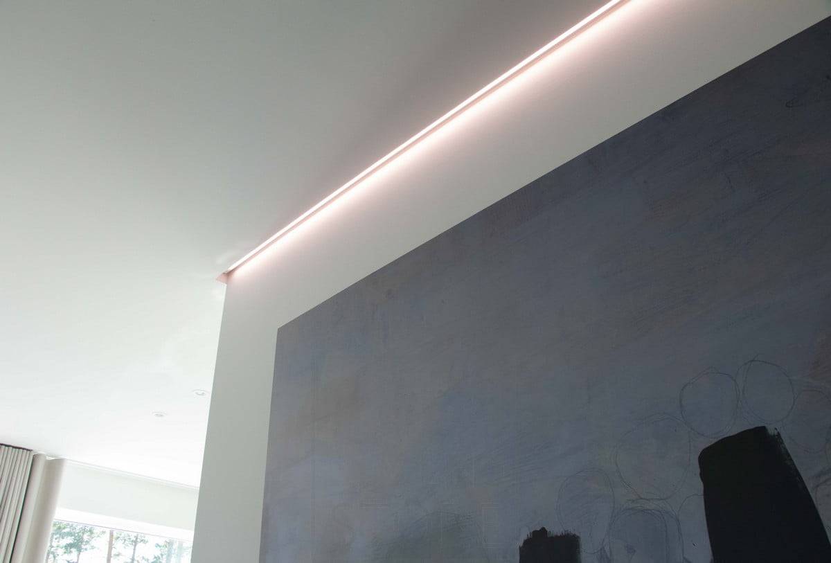 Wohnmesse 2022: Indirektes Licht scheint durch die Wand. Zwischen der Decke und der Wand installierte LED-Leiste. Ledstore.fi