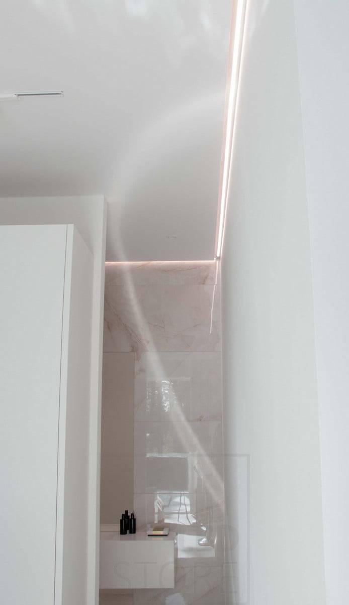 Wohnungsmesse 2022: Indirektes Licht im Badezimmer. Die Beleuchtung ist weich und stimmungsvoll. Ledstore.fi