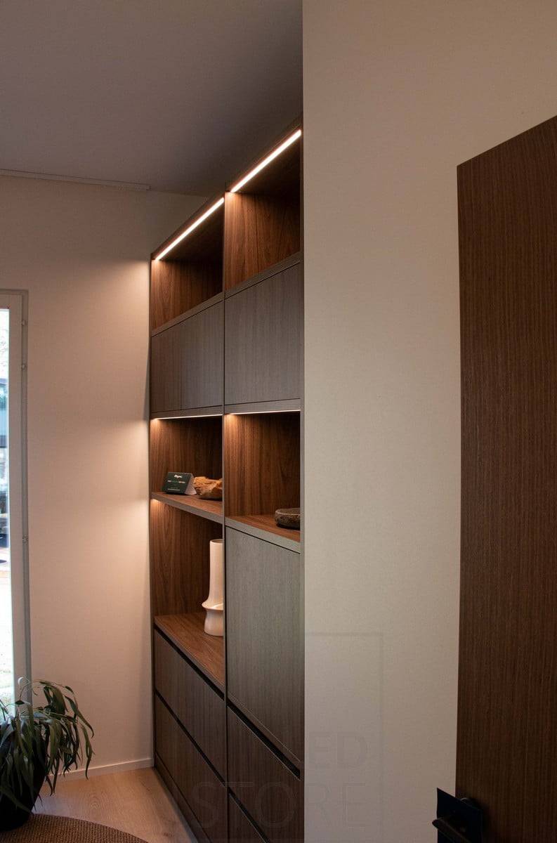 Auf Regalböden gefräste Led-Leuchtbänder in einem schmalen, bündig eingebauten Profil. Ledstore.fi