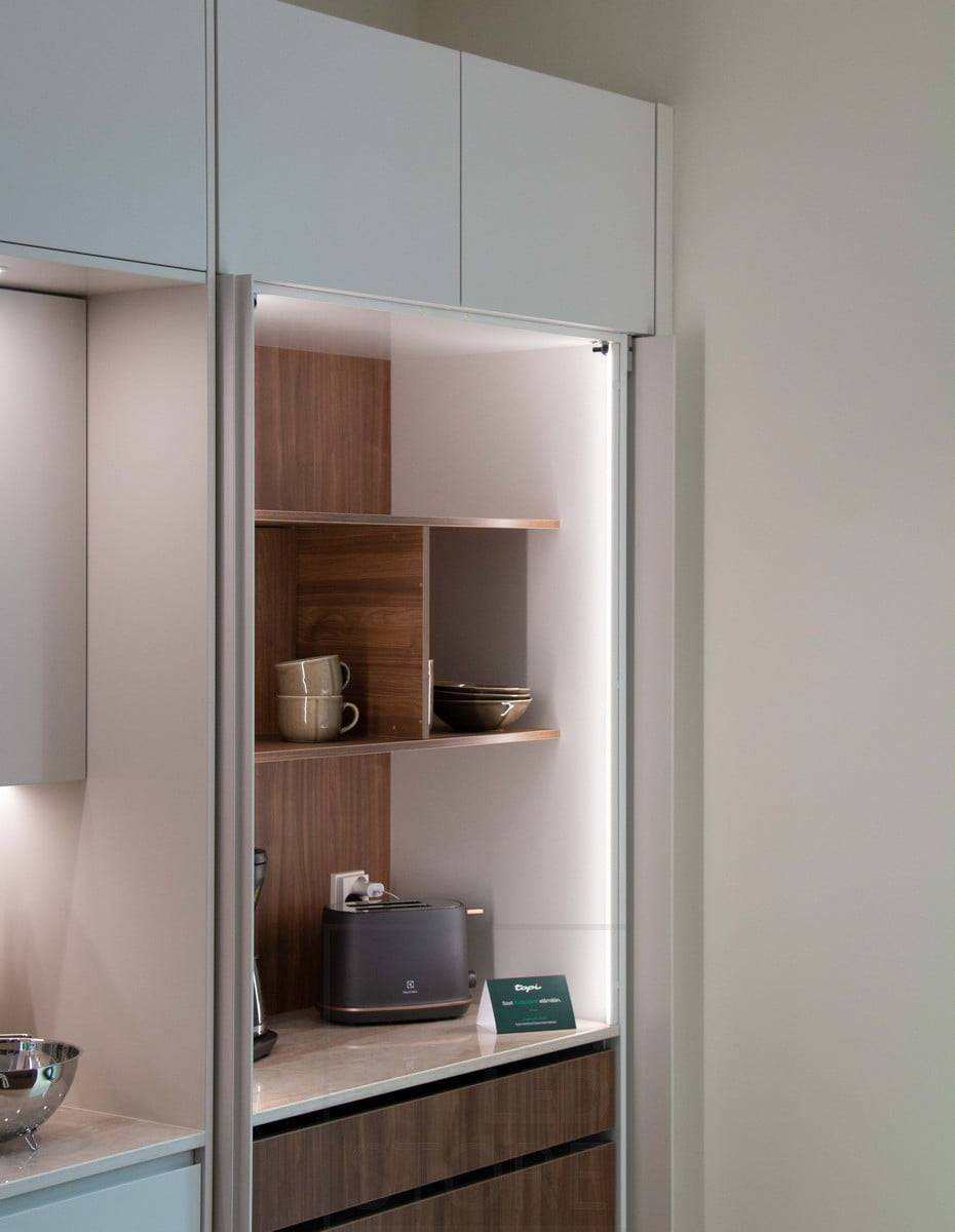 Frühstücksschrank mit Led-Leuchten. Ledstore.fi