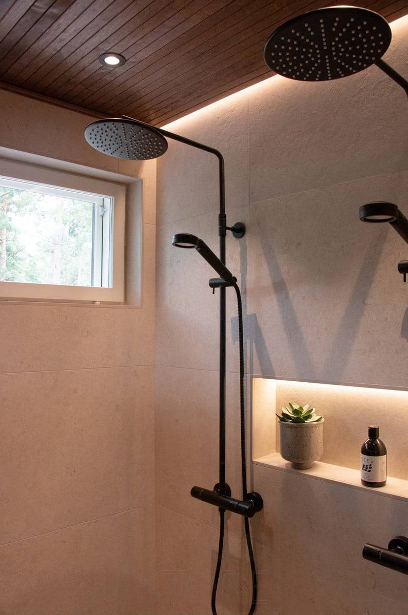 Indirektes Licht in einer Dusche und Seifenschale. Ledstore.fi
