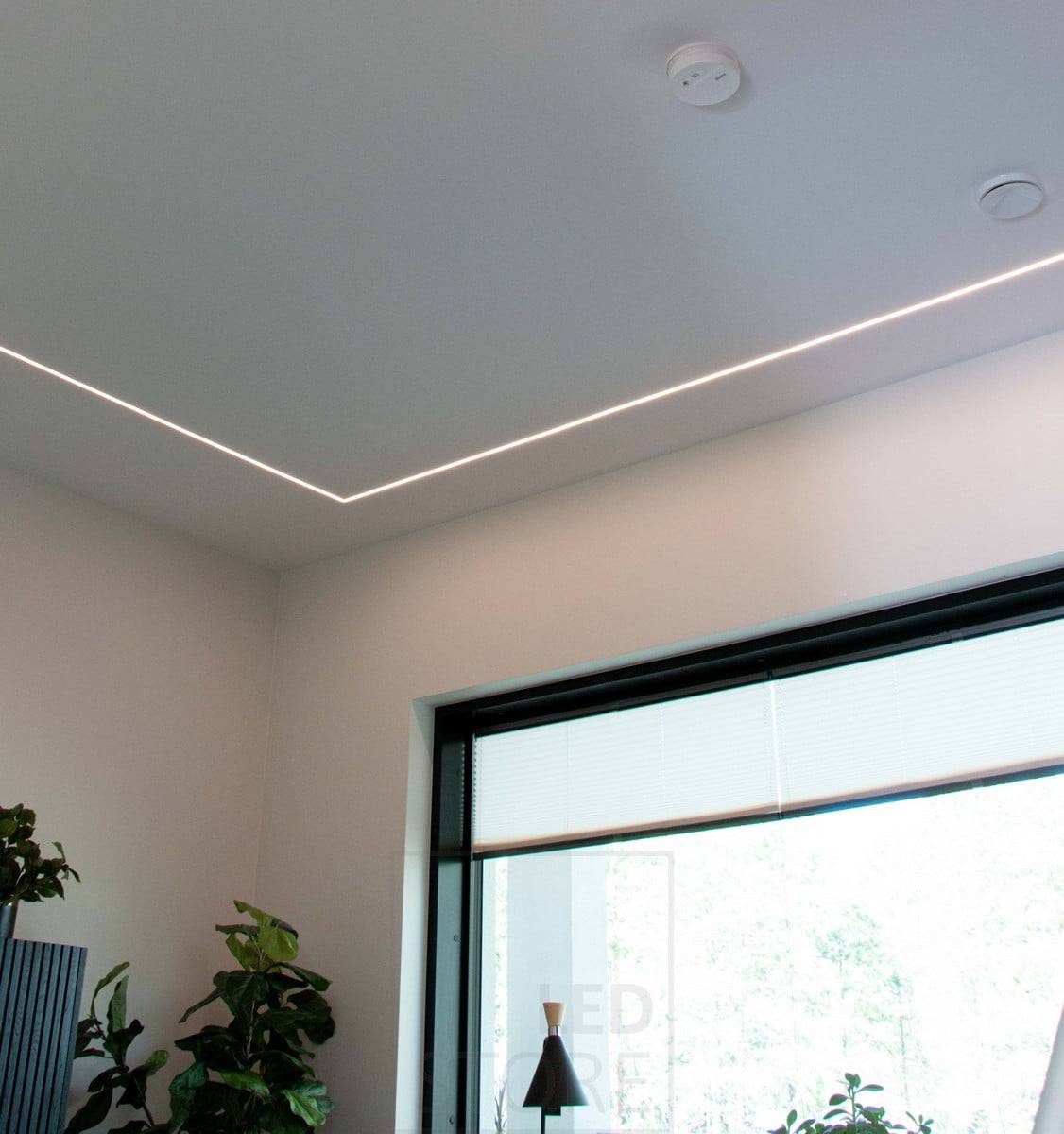 Housing Fair 2022: Schmales LED-Profil, das in eine L-förmige Gipsdecke eingelassen ist. Ledstore.fi