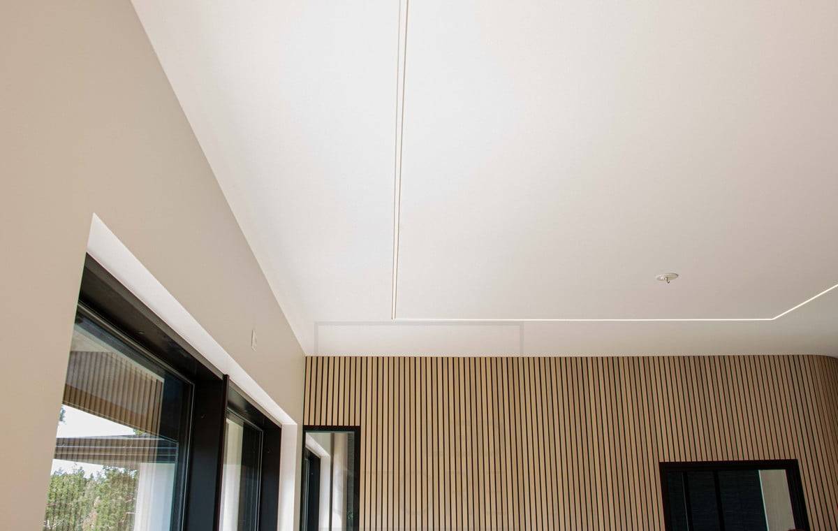 Wohnungsbau-Messe 2022: Schmales LED-Profil, das in eine Gipsdecke eingelassen ist. Ledstore.fi