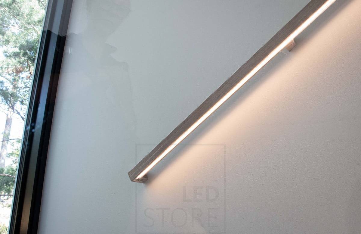 Wohnmesse 2022: In einen Holzhandlauf eingelassenes Led-Profil. Ledstore.fi