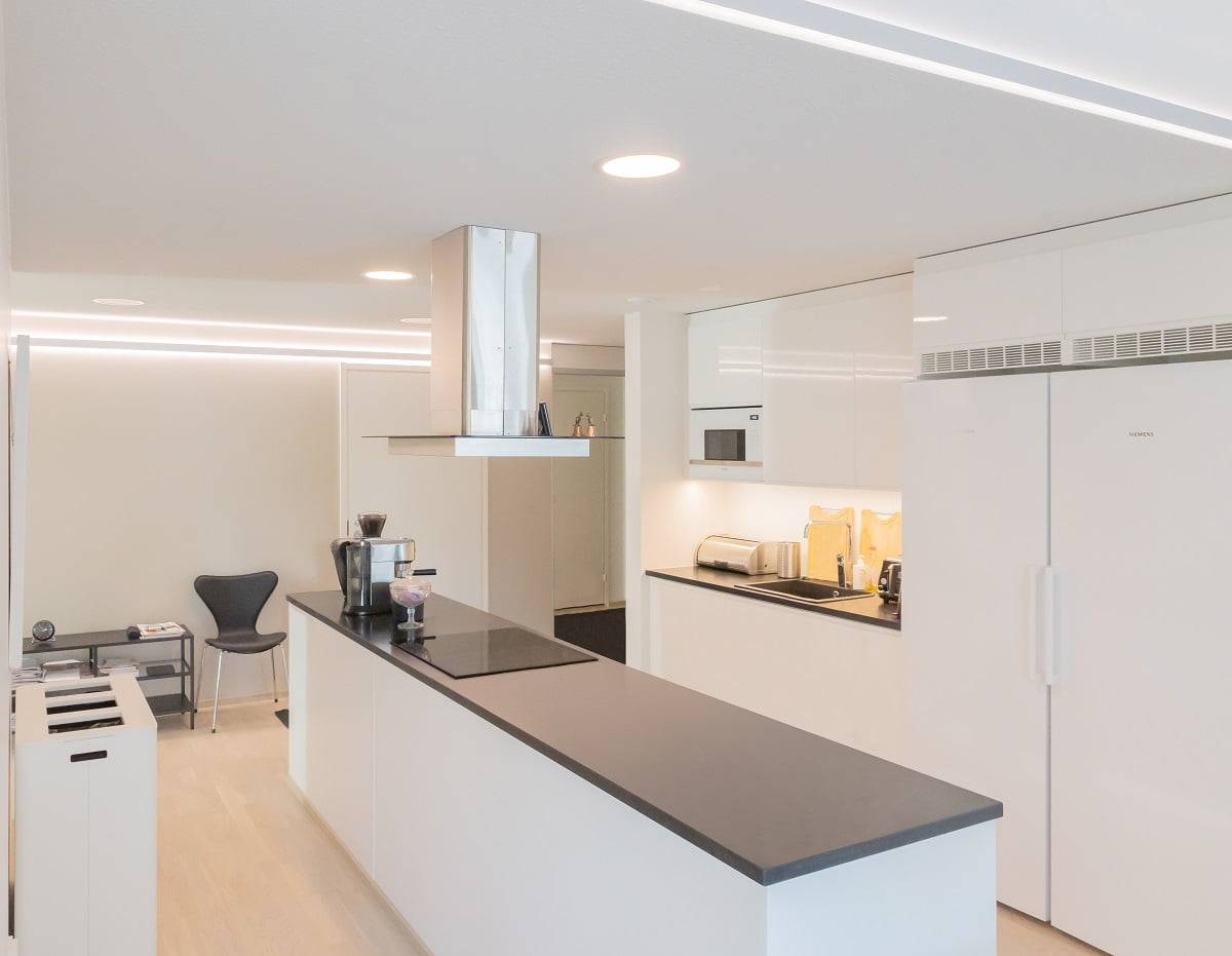 Allgemeinbeleuchtung für die offene Küche mit runden Einbauleuchten Plafond200. ©LedStore
