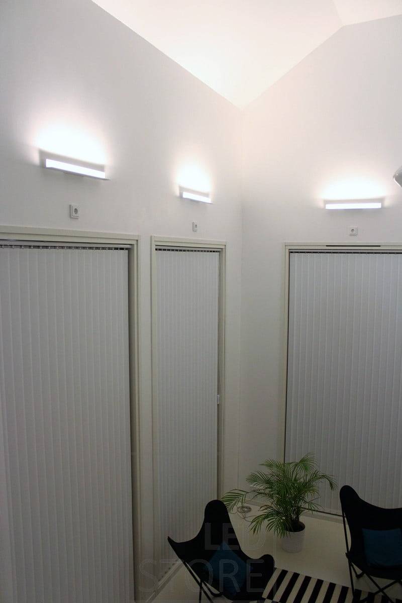 Indirekte Beleuchtung eines Wohnzimmers mit BLADE-Leuchten. Die Leuchte ist so installiert, dass sie von unten nach oben leuchtet, so dass die indirekte Beleuchtung auch die Höhe des Raums betont. Ledstore.fi