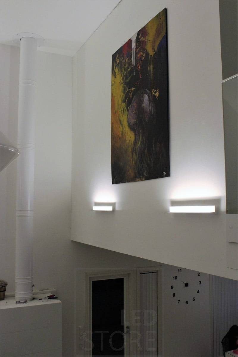 Mit Led WALL BLADE können Sie auch ganz einfach eine indirekte Beleuchtung erzeugen, indem Sie sie so positionieren, dass das Licht nach oben gerichtet ist. Die nach oben gerichtete Beleuchtung hebt auch das Kunstwerk hervor. Ledstore.fi