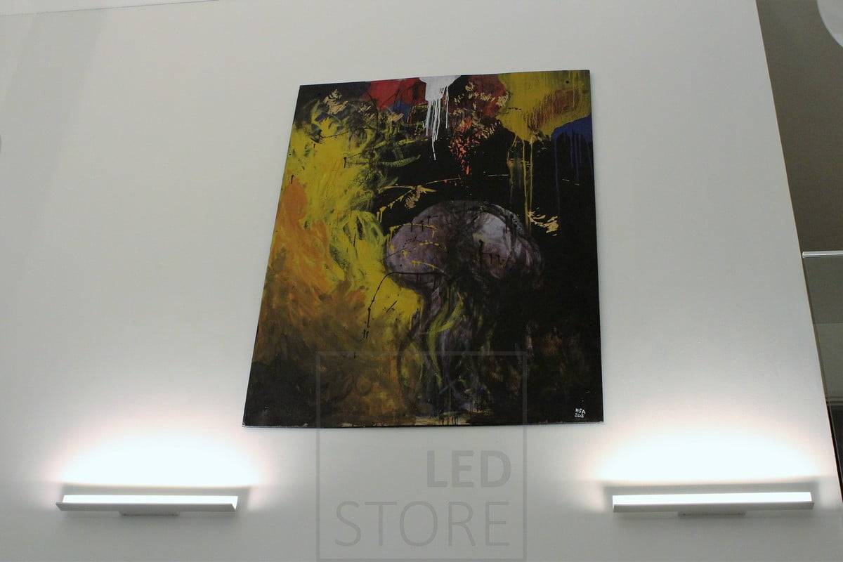 Mit Led WALL BLADE können Sie auch ganz einfach eine indirekte Beleuchtung erzeugen, indem Sie sie so positionieren, dass das Licht nach oben gerichtet ist. Ledstore.fi