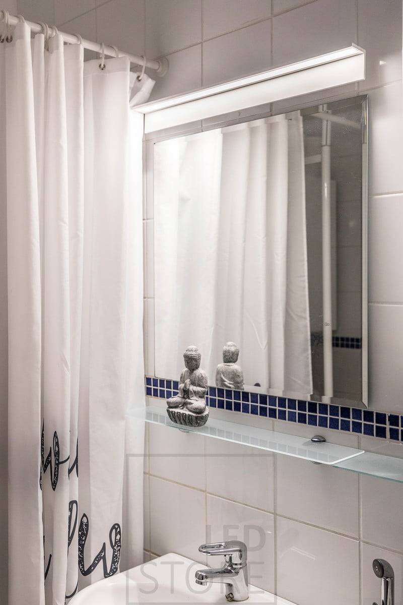 Blade Wandleuchte über einem Spiegel im Badezimmer. Die Leuchte leuchtet sowohl das Gesicht als auch den Spiegel gut aus. Ledstore.fi
