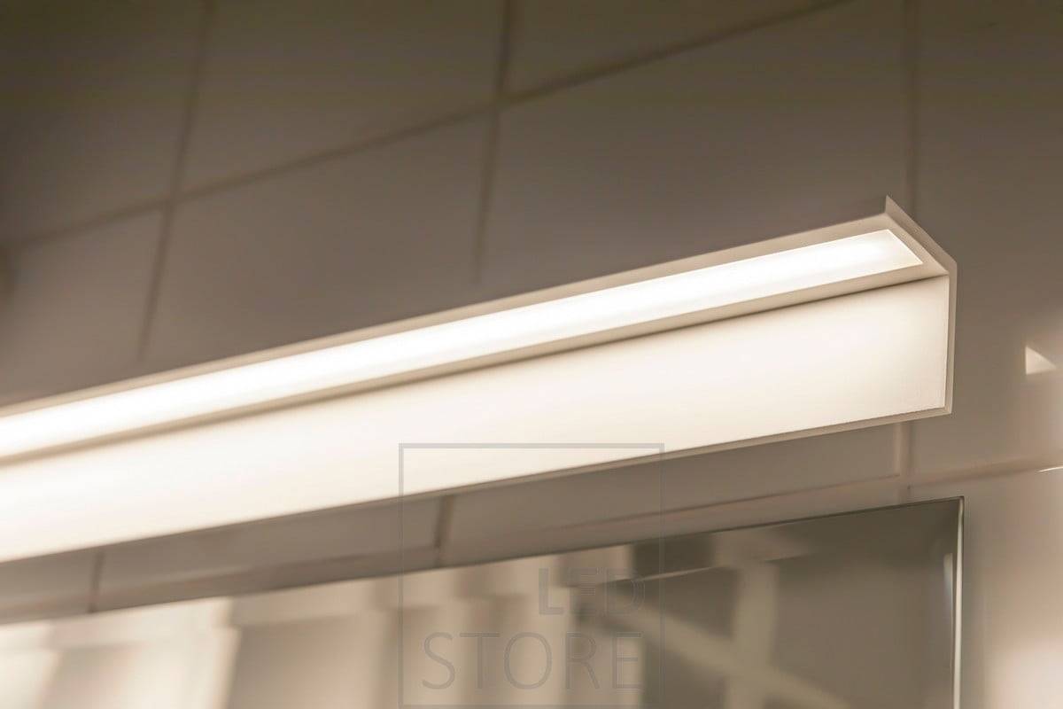 Blade Wandleuchte im Badezimmer, die den Spiegel beleuchtet. Ledstore.fi