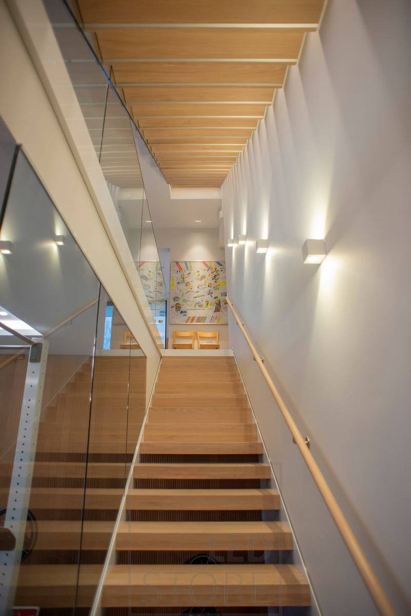 CUBIC LED-Wandleuchten, die durch die Wand in zwei Richtungen leuchten und akzentuieren. Ledstore.fi