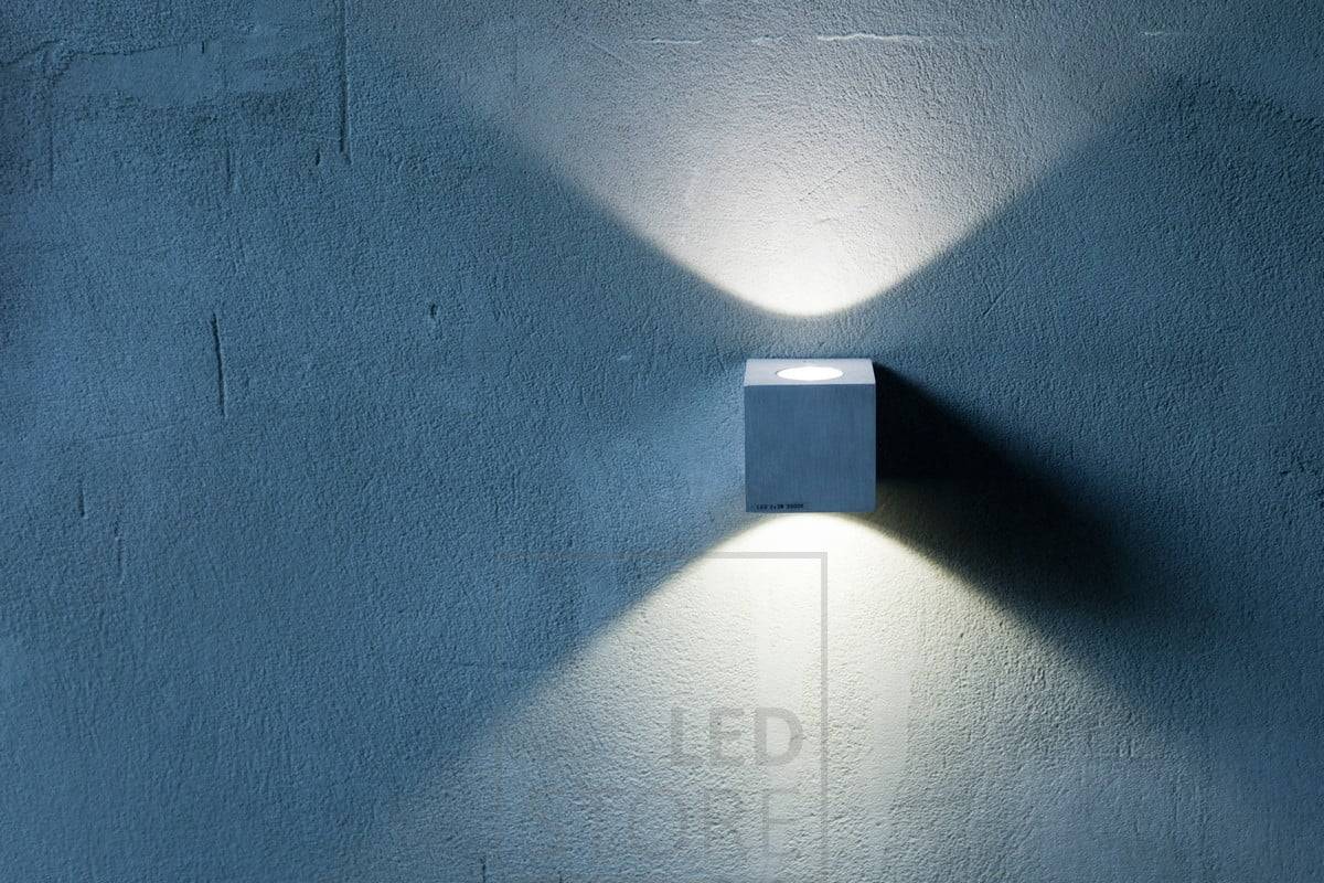 Die LED-Wandleuchte CUBIC hebt die Textur der Mikrozementwand wunderbar hervor. Ledstore.fi
