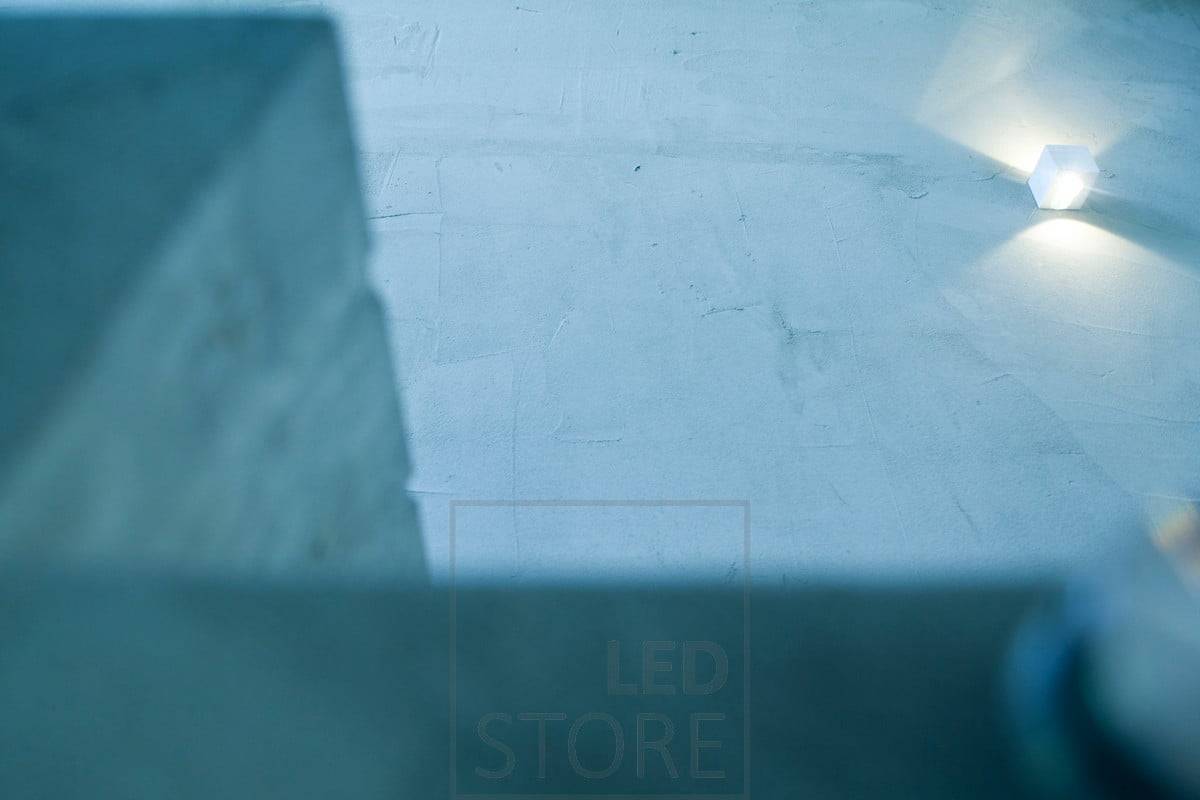 Die LED-Wandleuchte CUBIC aus gebürstetem Aluminium hat ein schlichtes und modernes Design, das gut in skandinavische Innenräume passt. Die Leuchte hebt auch die Struktur der Mikrozementwand hervor. Ledstore.fi