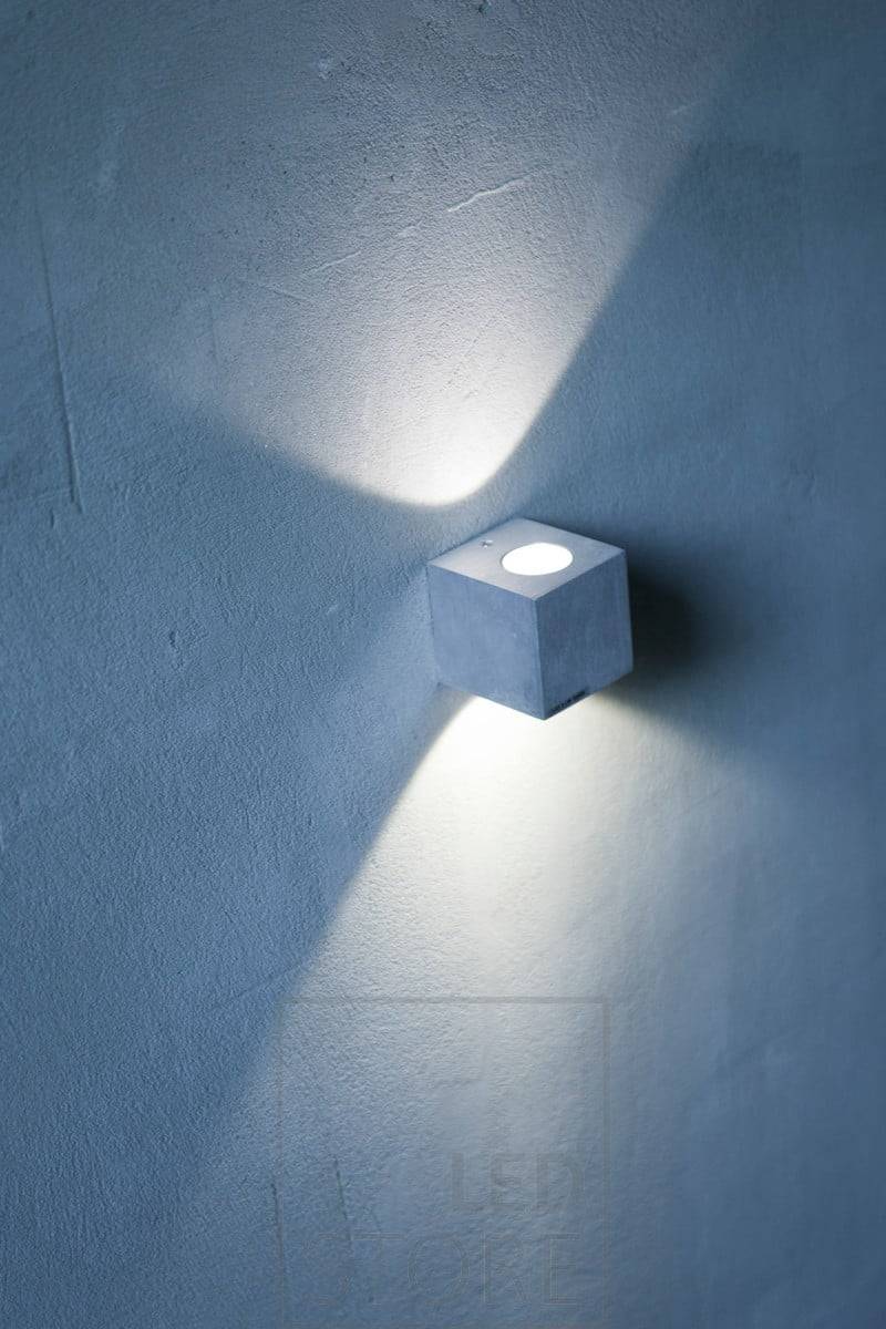 Die Wandleuchte CUBIC aus gebürstetem Aluminium hat ein schlichtes und modernes Design, das sich gut in skandinavische Innenräume einfügt. Die Leuchte hebt auch die Struktur der Mikrozementwand hervor. Ledstore.fi