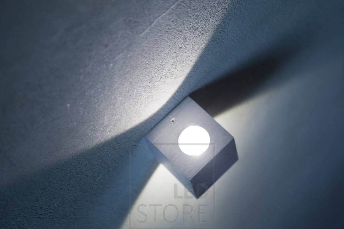 CUBIC ist ein anmutiges und modernes Design, das gut in skandinavische Innenräume passt. Die Leuchte hebt auch die Struktur der Mikrozementwand hervor. Ledstore.fi