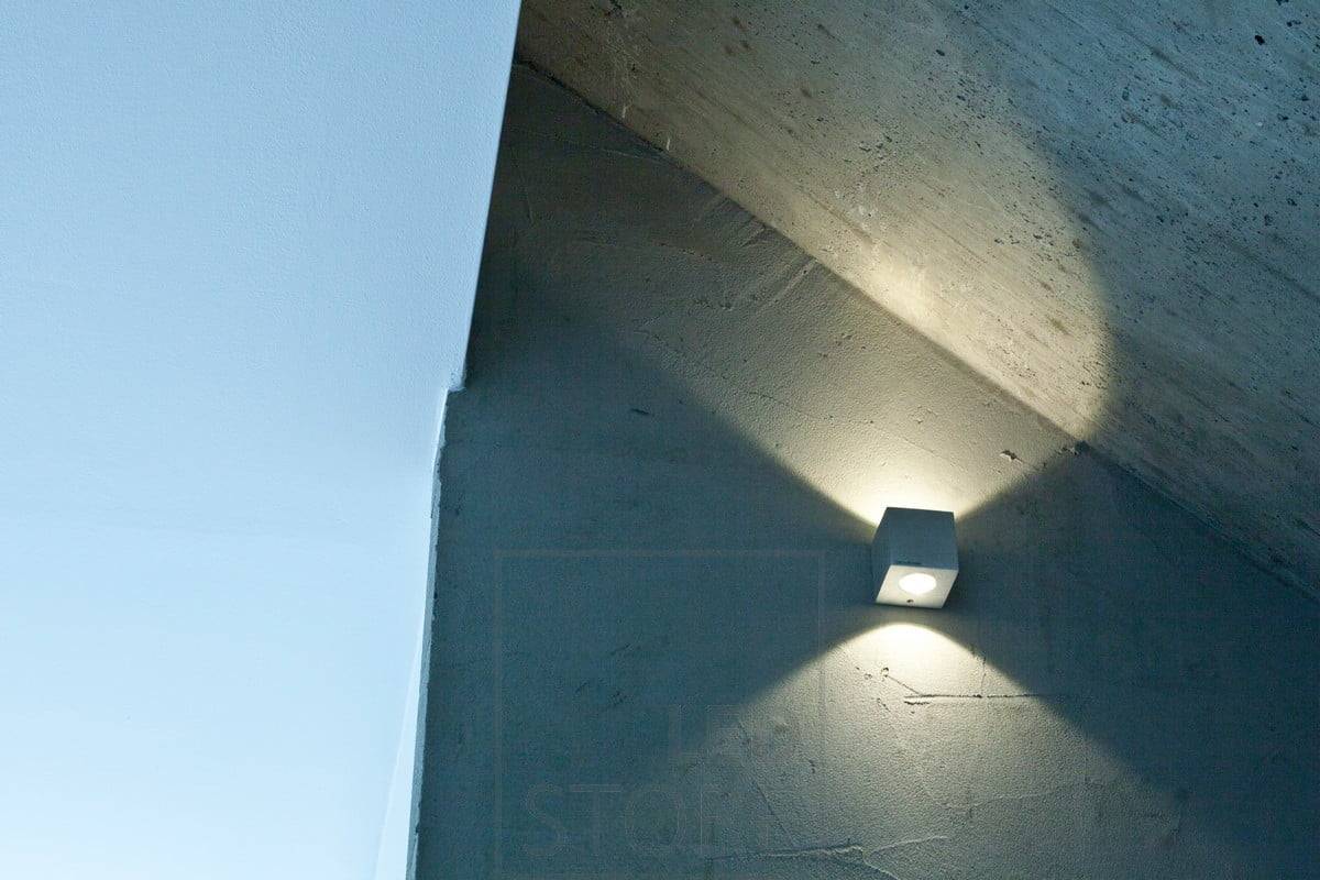 CUBIC ist ein anmutiges und modernes Design, das gut in skandinavische Innenräume passt. Außerdem hebt es die Struktur der Wand hervor. Ledstore.fi