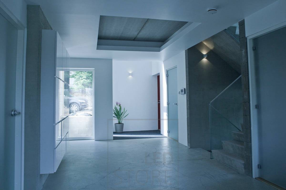 Im Flur sorgen Zwei-Wege-LED-Wandleuchten für stimmungsvolle Beleuchtung. CUBIC hat ein schlichtes und modernes Design und passt gut in skandinavische Innenräume. Ledstore.fi