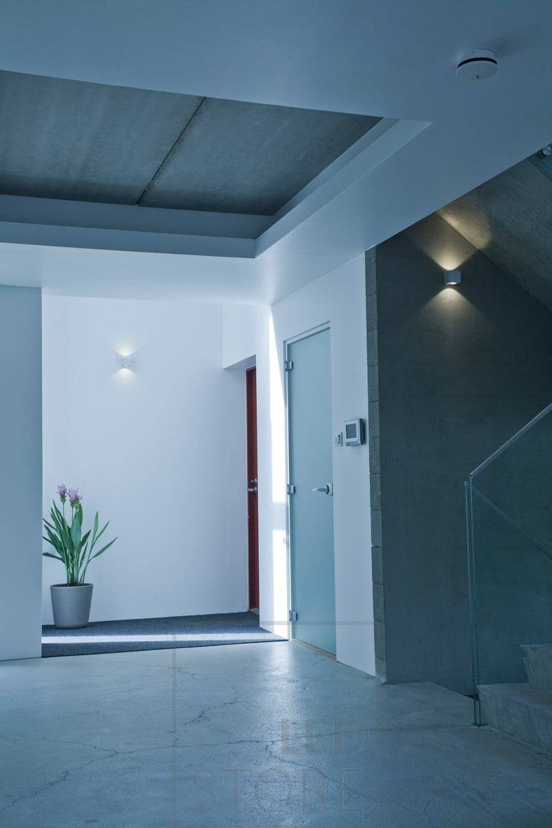 Die bidirektionale LED-Wandleuchte CUBIC hat ein elegantes und modernes Design, das gut in skandinavische Innenräume passt. Ledstore.fi