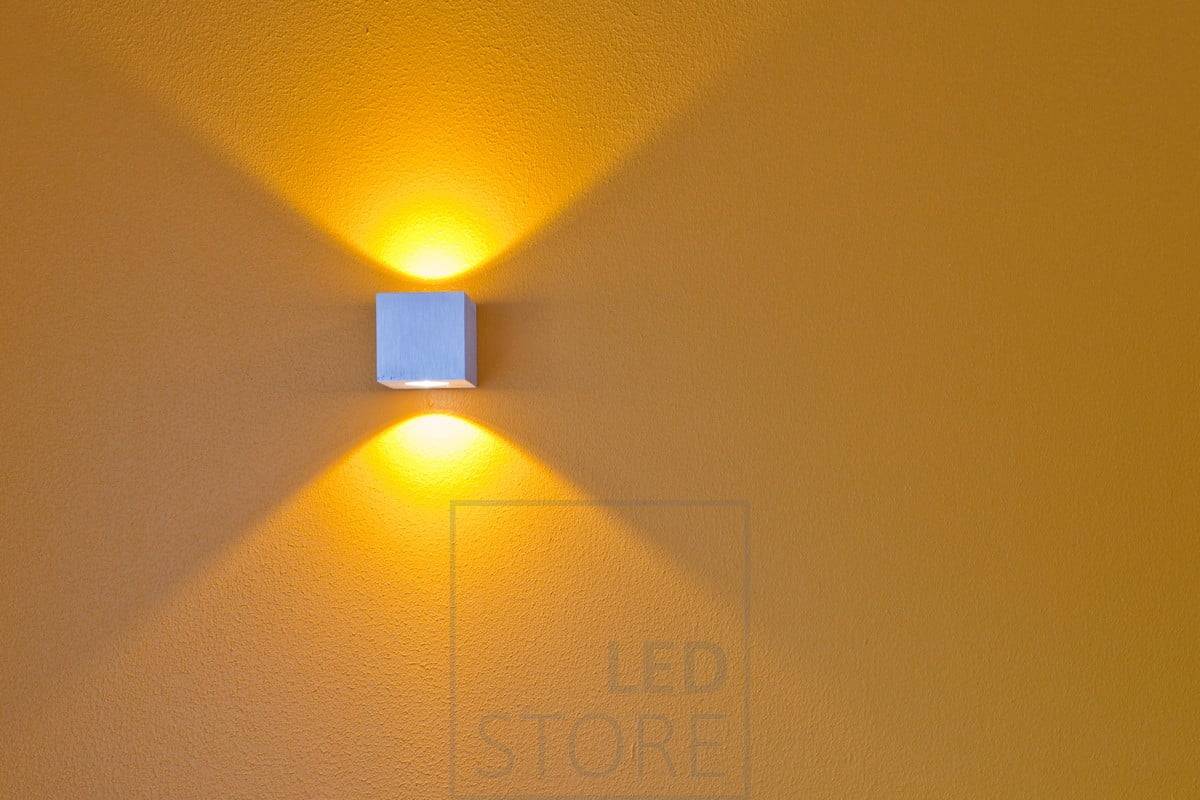 Die kleine CUBIC-Leuchte bietet breite und schöne Lichtmuster in zwei Richtungen an der Wand. Die CUBIC-Wandleuchte hat eine Lichtstärke, die etwa 2x15W Halogen entspricht, was eine Gesamtlichtleistung von etwa 2x200 Lumen ergibt. Ledstore.fi