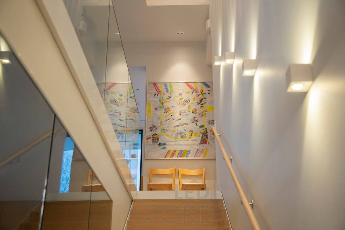 CUBIC Wandleuchten, die durch die Wand in zwei Richtungen leuchten und akzentuieren. Ledstore.fi