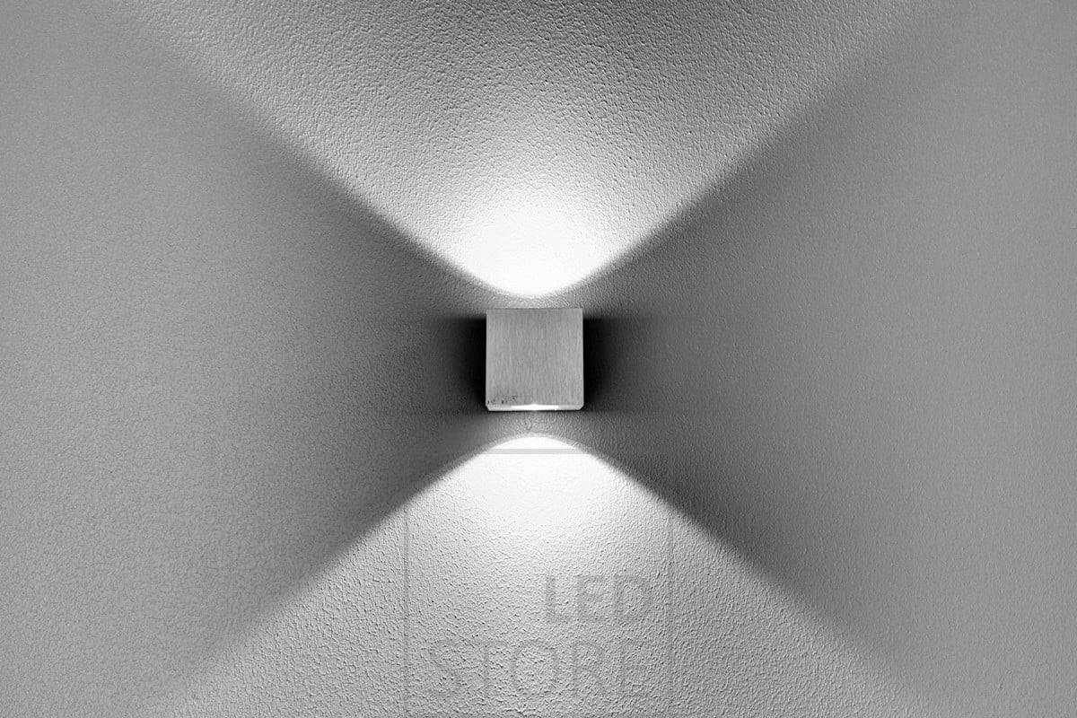 Die kleine CUBIC-Lampe erzeugt ein breites und schönes Lichtmuster an der Wand. Die CUBIC-Wandlampe hat eine Lichtstärke, die etwa 2x15W Halogen entspricht, was eine Gesamtlichtleistung von etwa 2x200 Lumen ergibt. Ledstore.fi