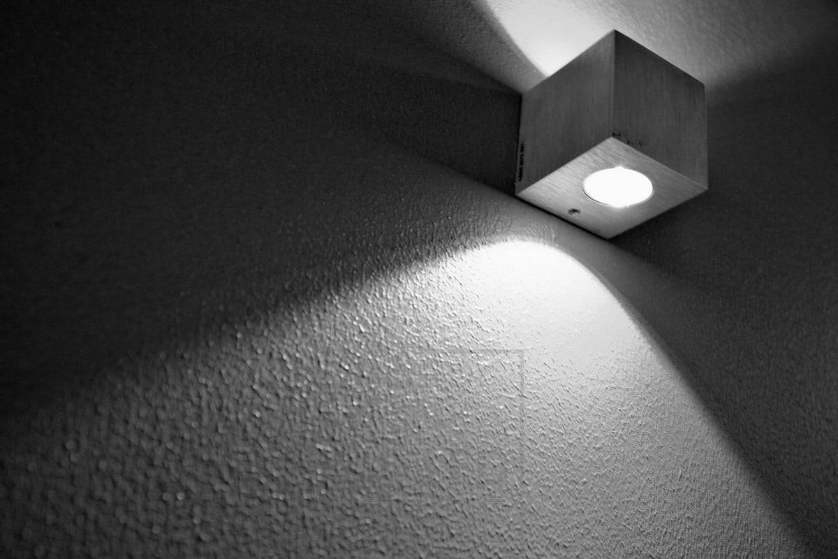 Die stimmungsvolle LED-Wandleuchte CUBIC passt perfekt zum skandinavischen Einrichtungsstil. Die Leuchte leuchtet in zwei Richtungen und ist auch in einer einseitigen Version erhältlich. Ledstore.fi