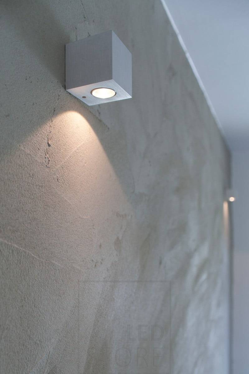 Die Led-Wandleuchte CUBIC leuchtet entweder nach oben oder nach unten. Die Lichtquelle ist 3W Creen powerLED, was etwa 15W Halogen (200 Lumen) entspricht. Ledstore.fi