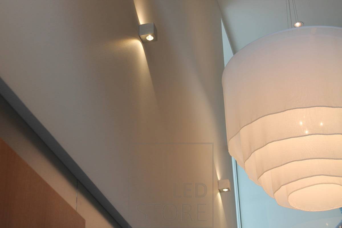 CUBIC LED-Wandleuchte mit bidirektionaler Wandbeleuchtung. Das Lichtmuster bildet ein schönes Fächermuster an der Wand. Ledstore.fi