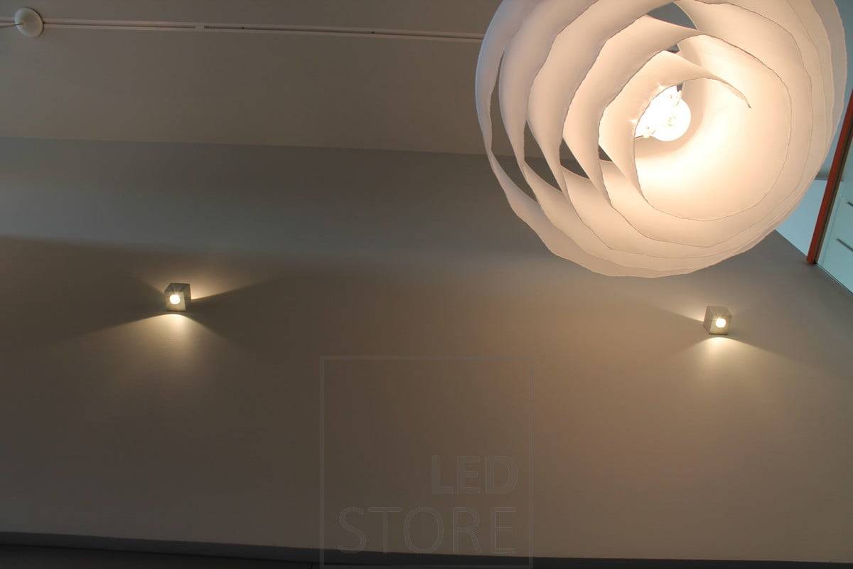 CUBIC led Wandleuchte in zwei Richtungen, die den Raum zwischen den Etagen in zwei Richtungen beleuchtet. Ledstore.fi