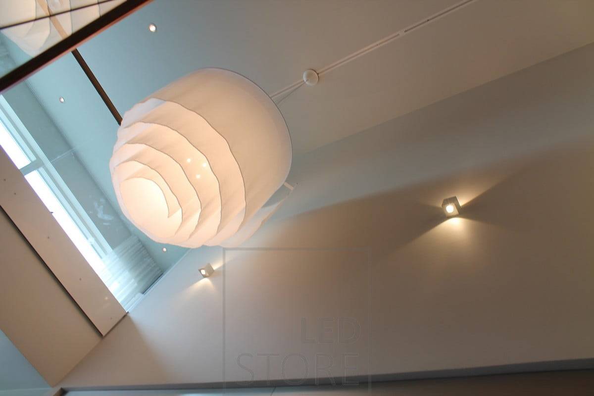 CUBIC led Wandlampe mit zwei Richtungen, die das Licht zwischen den Etagen beleuchtet. Ledstore.fi