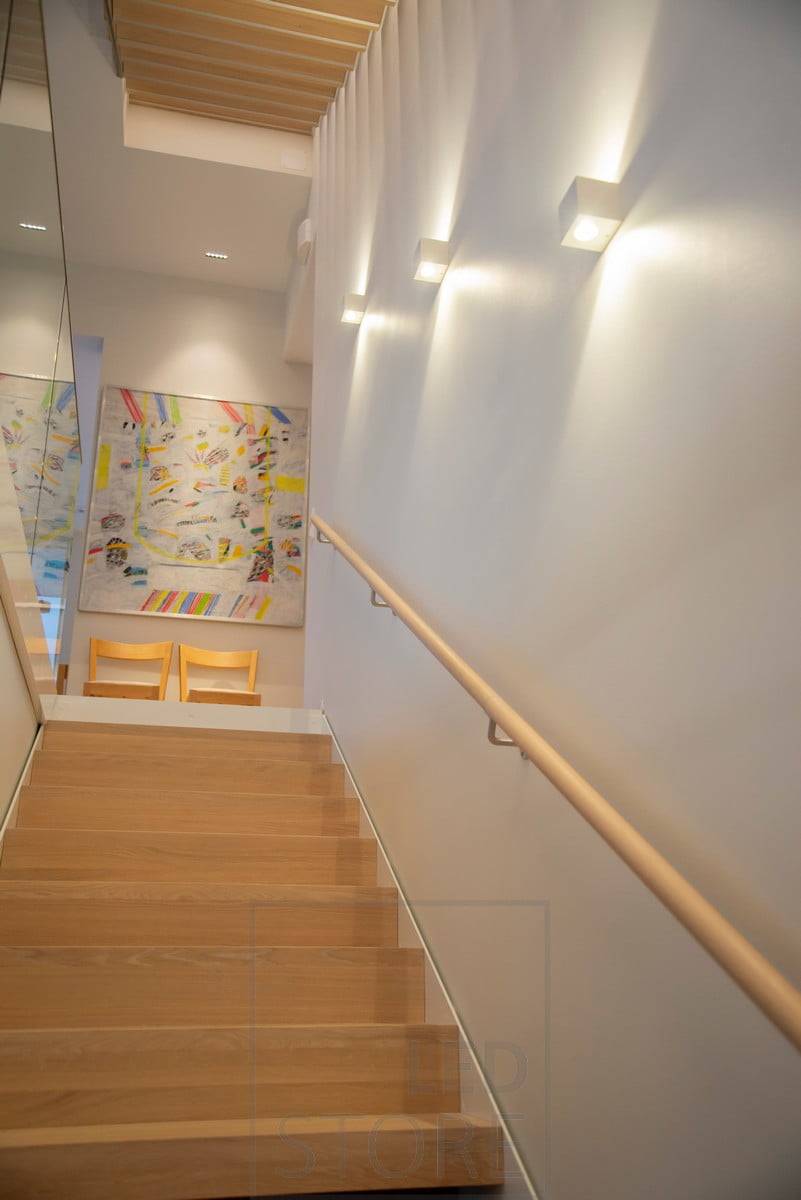 Beleuchtung und Akzentuierung des Treppenhauses mit stimmungsvoller bidirektionaler Beleuchtung durch die Wand mit CUBIC Led-Wandleuchten. Ledstore.fi