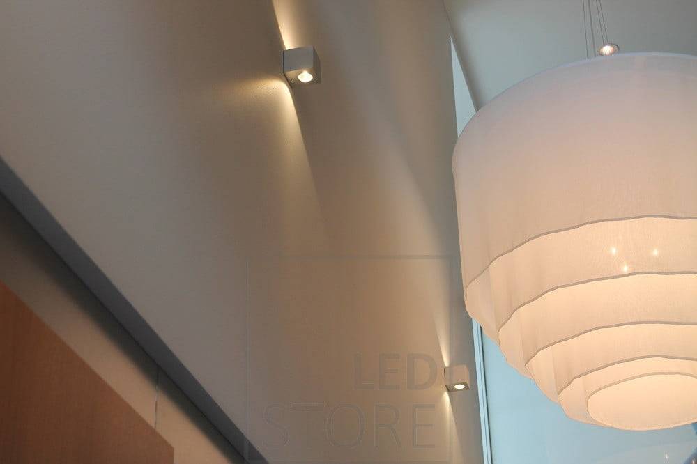 CUBIC LED-Wandleuchte in zwei Richtungen, die die Höhe des Raumes betont und den Raum mit stimmungsvollem Licht durch die Wand beleuchtet. Ledstore.fi