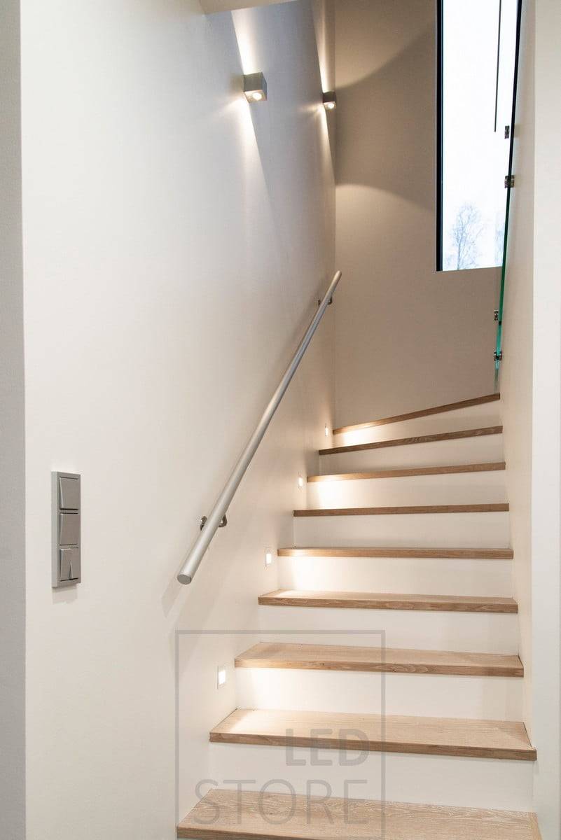 CUBIC led Wandleuchten im Treppenhaus, die in zwei Richtungen mit stimmungsvollem Licht beleuchten. IN-WALL led-Wandleuchten, die auf die Treppenstufen gerichtet sind. Ledstore.fi