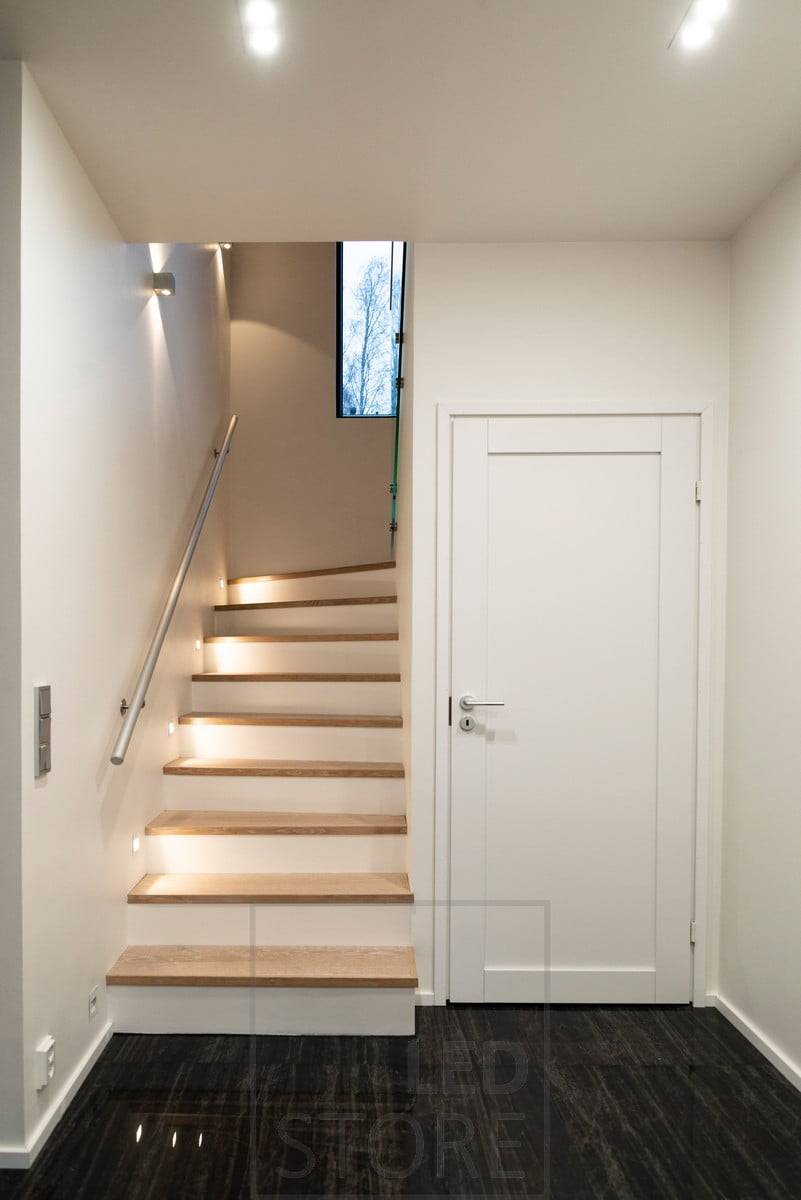 Treppenhaus CUBIC LED-Wandleuchte, die in zwei Richtungen leuchtet. IN-WALL led wandleuchten für treppen. Ledstore.fi