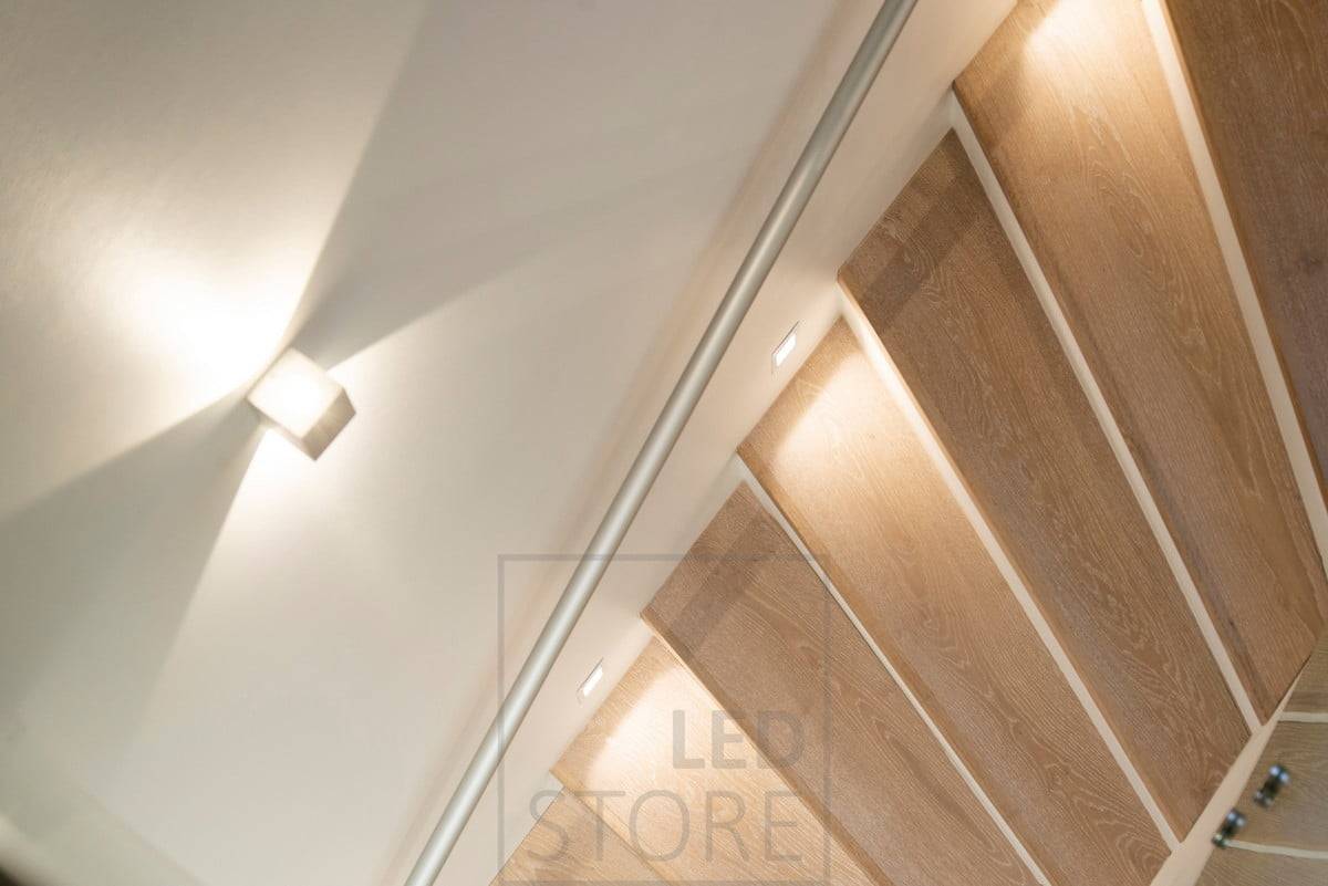 Die LED-Wandleuchte CUBIC eignet sich hervorragend für die Beleuchtung von Treppenhäusern und zur Betonung der Raumhöhe. Die Leuchte ist auch als einseitiges Modell erhältlich. Neben der CUBIC-Wandleuchte ist auch eine Stufenbeleuchtung mit In-wall led-Wandeinbauleuchten möglich. Ledstore.fi