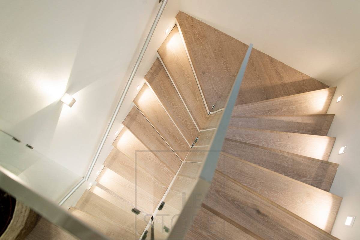 Die LED-Wandleuchte CUBIC leuchtet in zwei Richtungen. Die Leuchte eignet sich hervorragend für die Beleuchtung von Treppen und zur Betonung der Raumhöhe. Die Leuchte ist auch als einseitiges Modell erhältlich. Neben der CUBIC-Wandleuchte ist auch eine Stufenbeleuchtung mit In-wall led-Wandeinbauleuchten erhältlich. Ledstore.fi