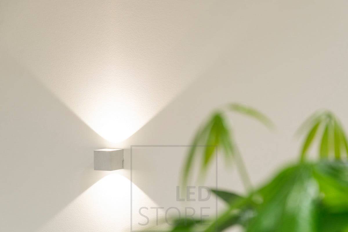 Die LED-Wandleuchte CUBIC passt sehr gut zum skandinavischen Einrichtungsstil. Die Leuchte leuchtet in zwei Richtungen und das Lichtmuster bildet ein schönes Fächermuster an der Wand. Ledstore.fi