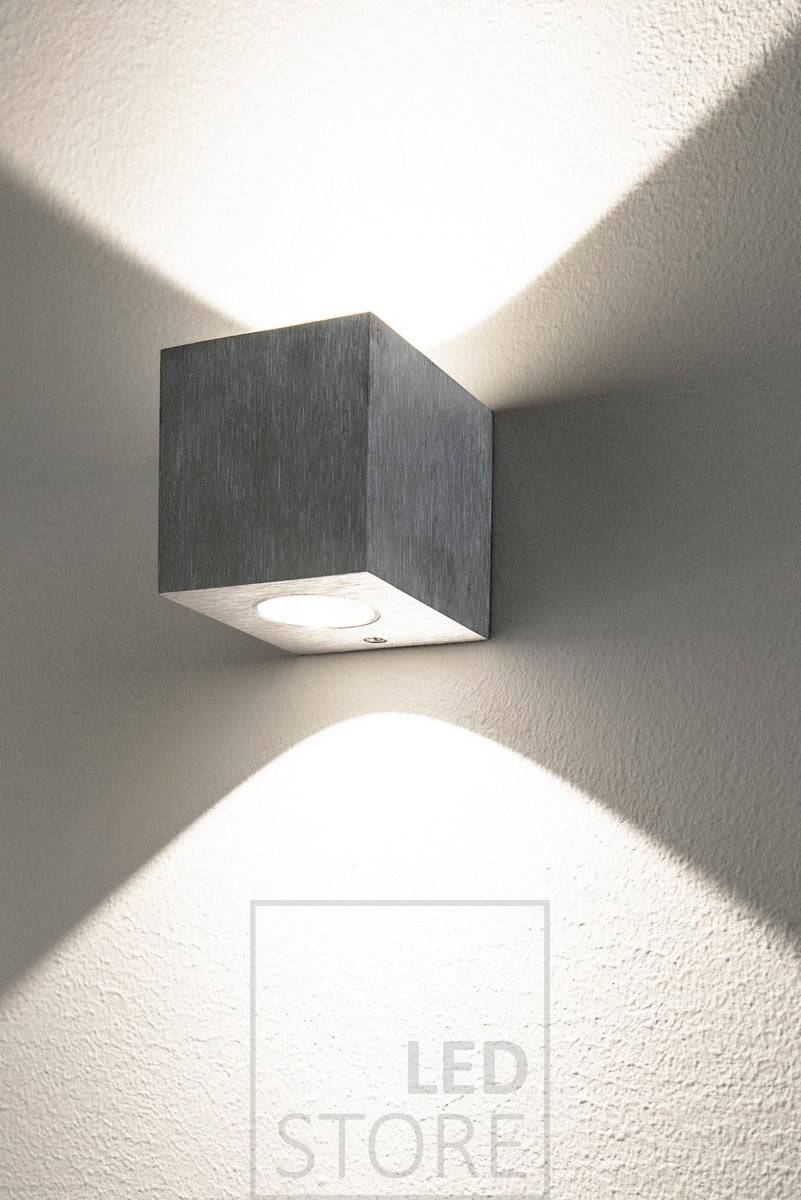 CUBIC 2 led Wandleuchte. Die CUBIC 2 gebürstet ist einfach und modern im Design und gibt Licht nach oben und unten. Das Licht bildet ein schönes Fächermuster an der Wand. Diese minimalistische Schönheit ist perfekt für moderne Wohnungen. Ledstore.fi