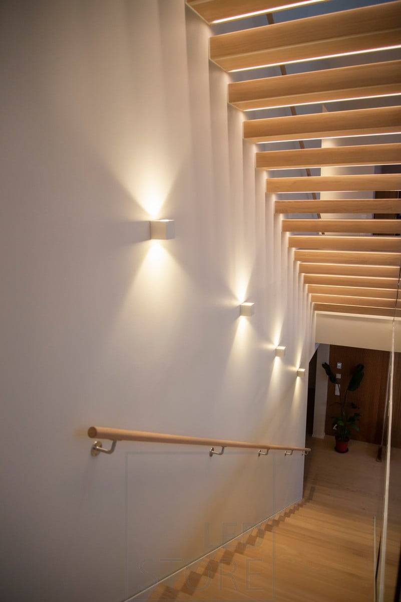 Das Treppenhaus wird von den bidirektionalen Wandleuchten CUBIC beleuchtet und akzentuiert. Ledstore.fi