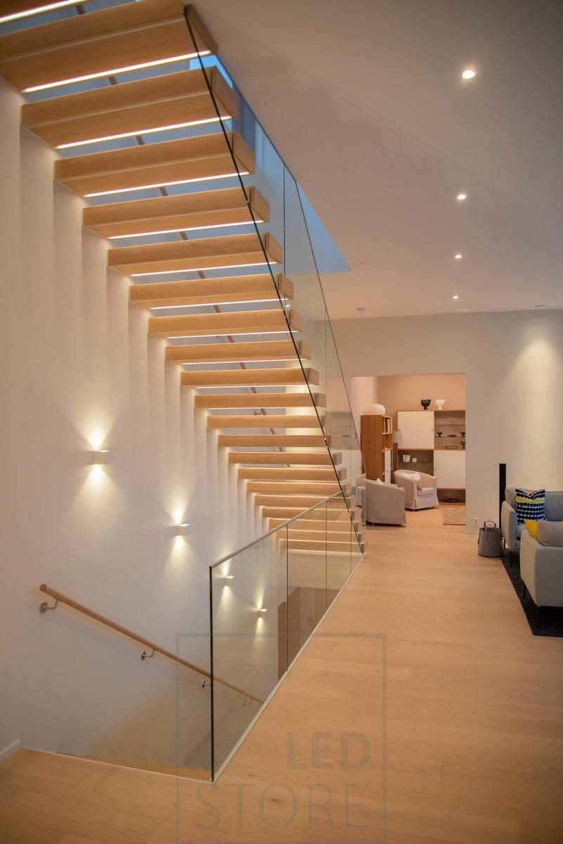 CUBIC LED-Wandleuchten, die die Treppe in zwei Richtungen beleuchten und hervorheben. Ledstore.fi