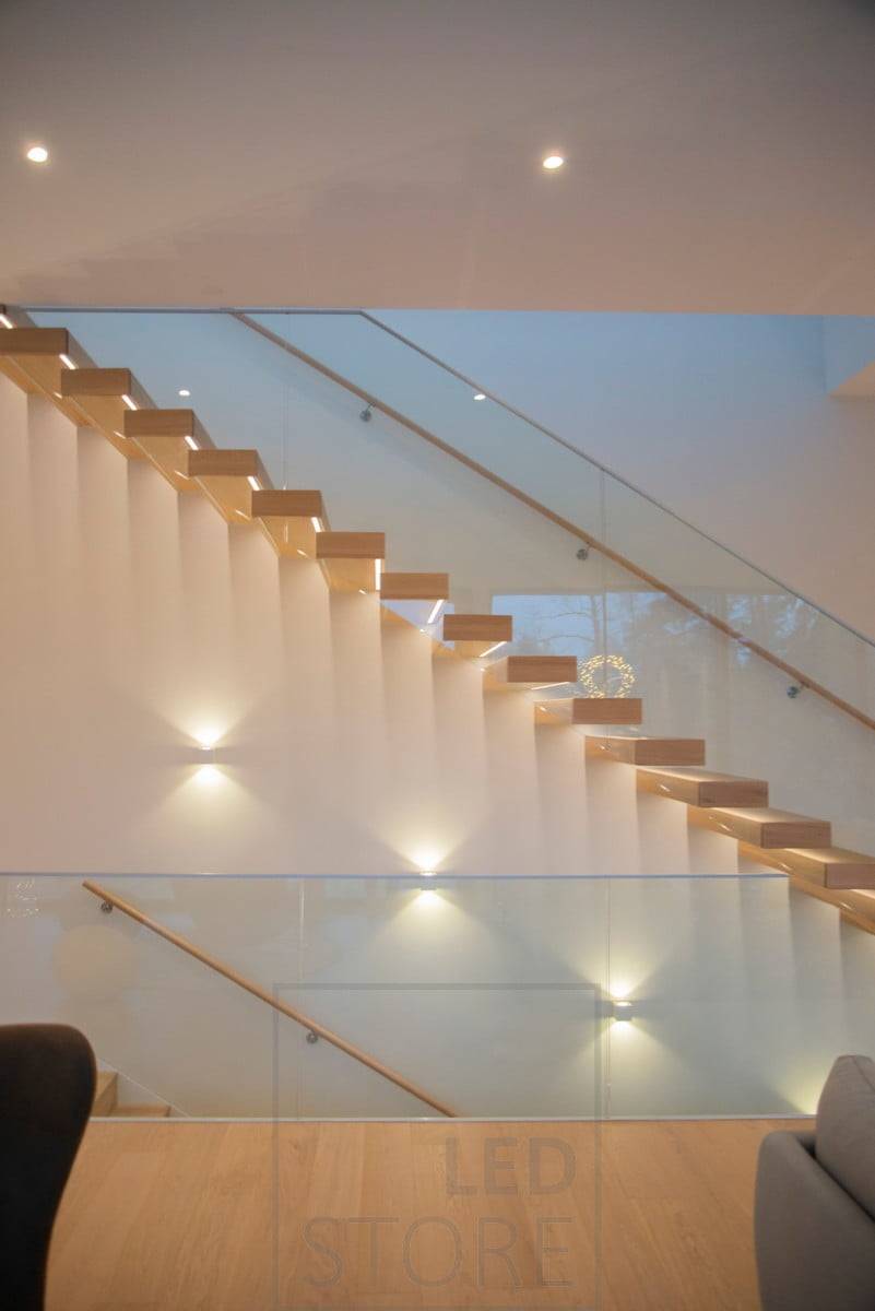 CUBIC LED-Wandleuchten, die die Treppe in zwei Richtungen beleuchten und hervorheben. Ledstore.fi
