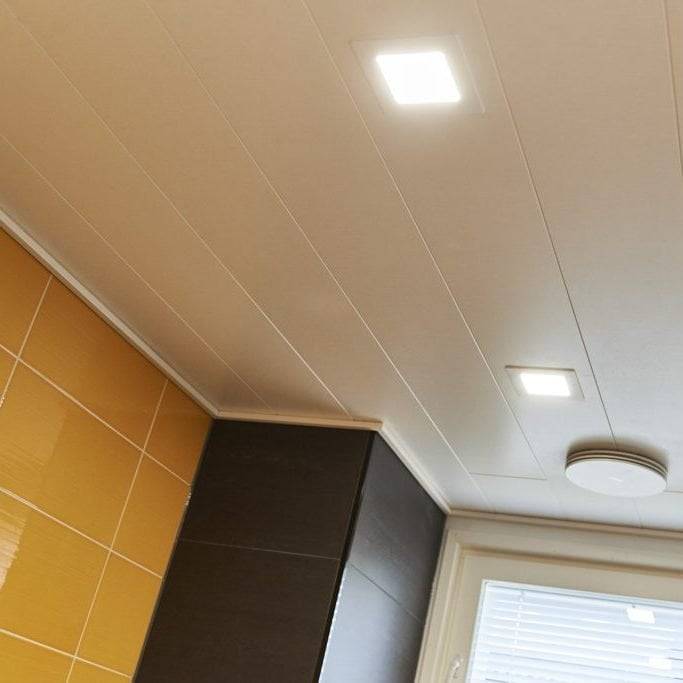 Mit LED-Panel beleuchteter Toilettenraum