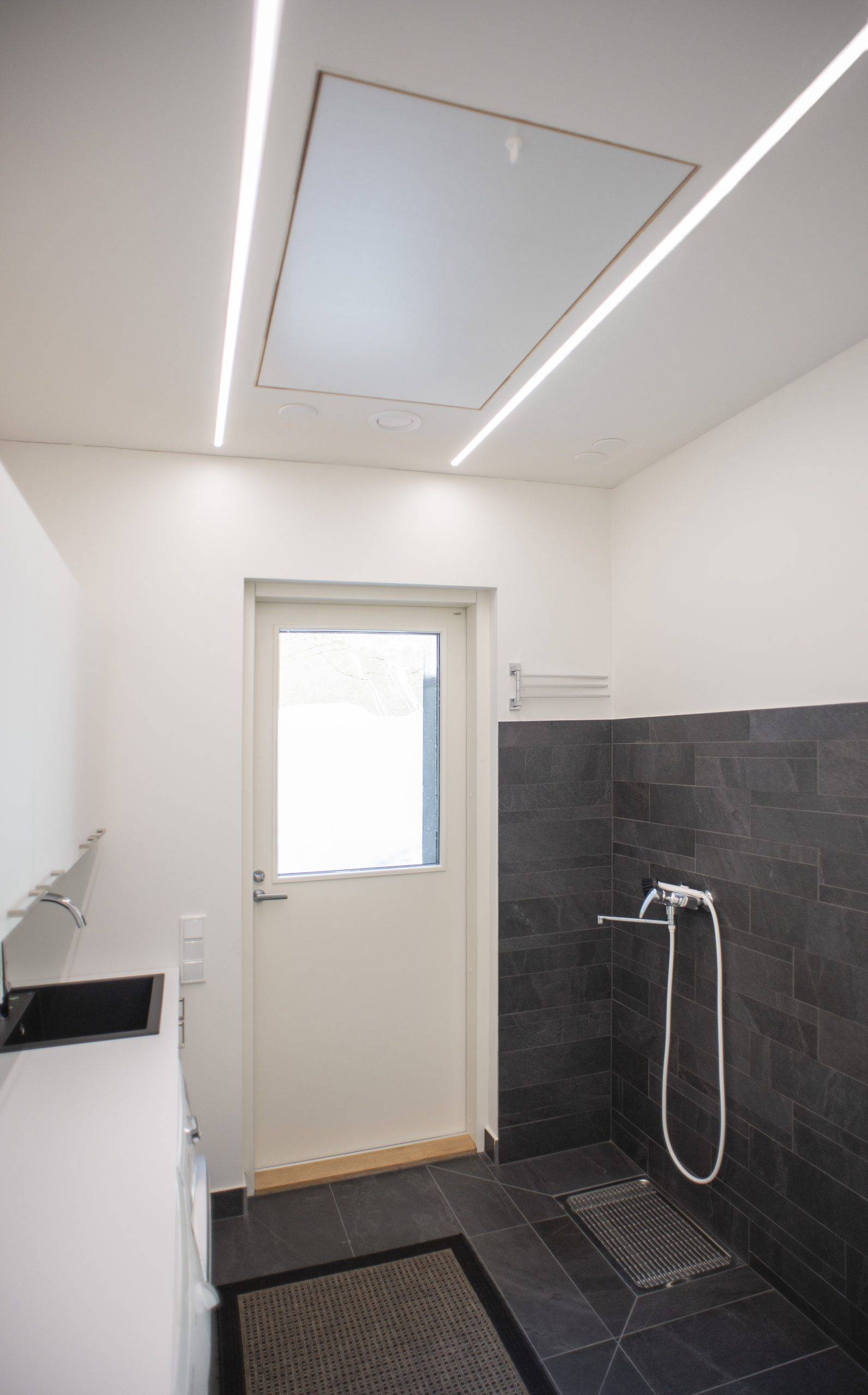 Grüner Hintergrund und weißes Quadrat mit "LED STORE" in fetten weißen Großbuchstaben, die LED-Beleuchtungslösungen hervorheben.